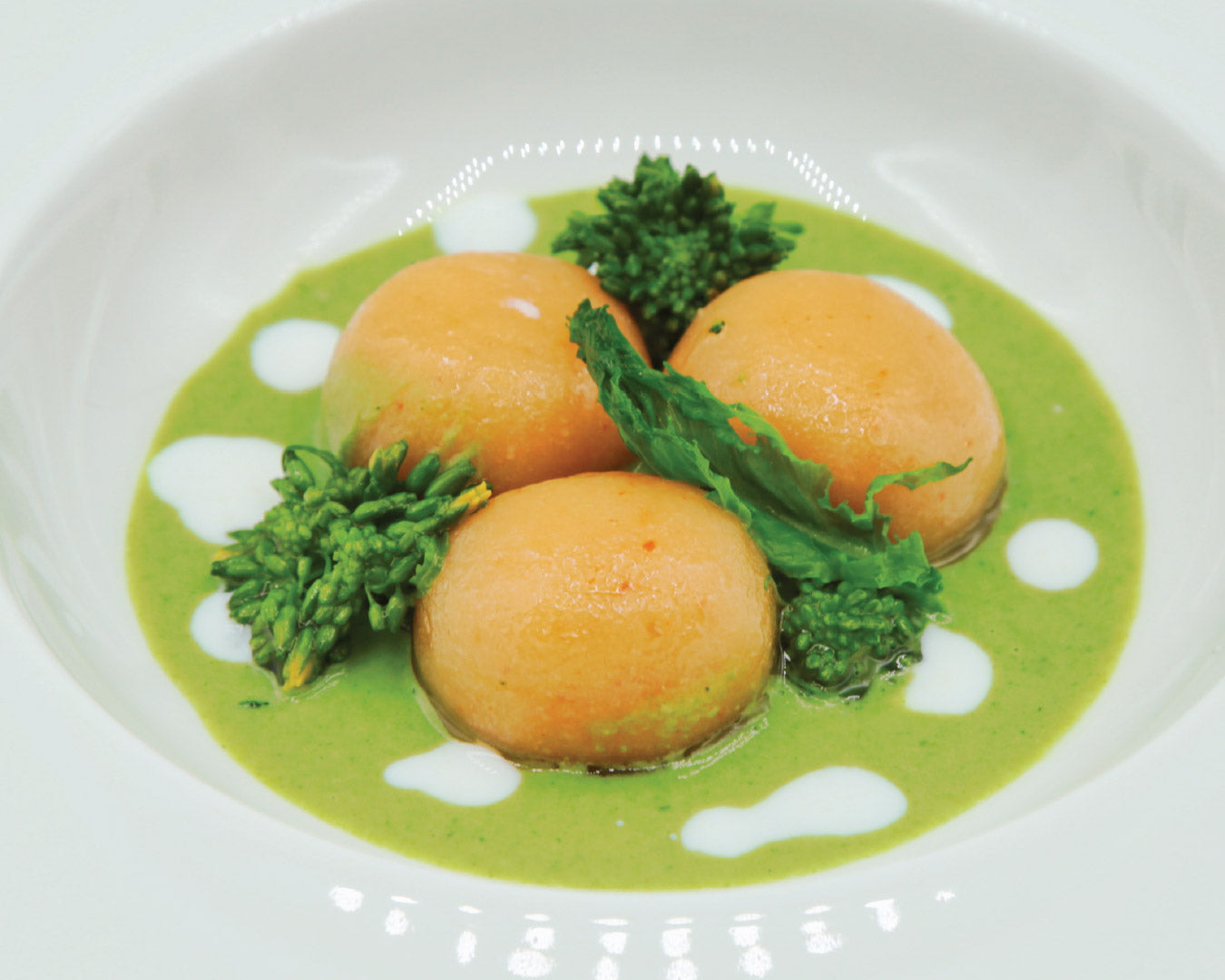 Gnocchi di Patate al Gambero Rosso, Salsa al Broccoletto, Cime di Rapa e Yogurt di Capra al Wasabi