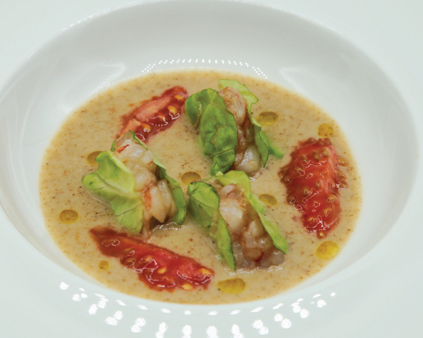 Nudo e Crudo all'Essenza di Pomodoro in Foglie di Lattuga e Salsa di Pane Integrale