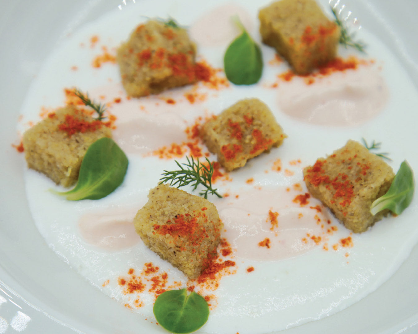 Quadratini di Polenta alle Olive Nere, Gamberi Arrostiti, Crema di Burrata e Sublime