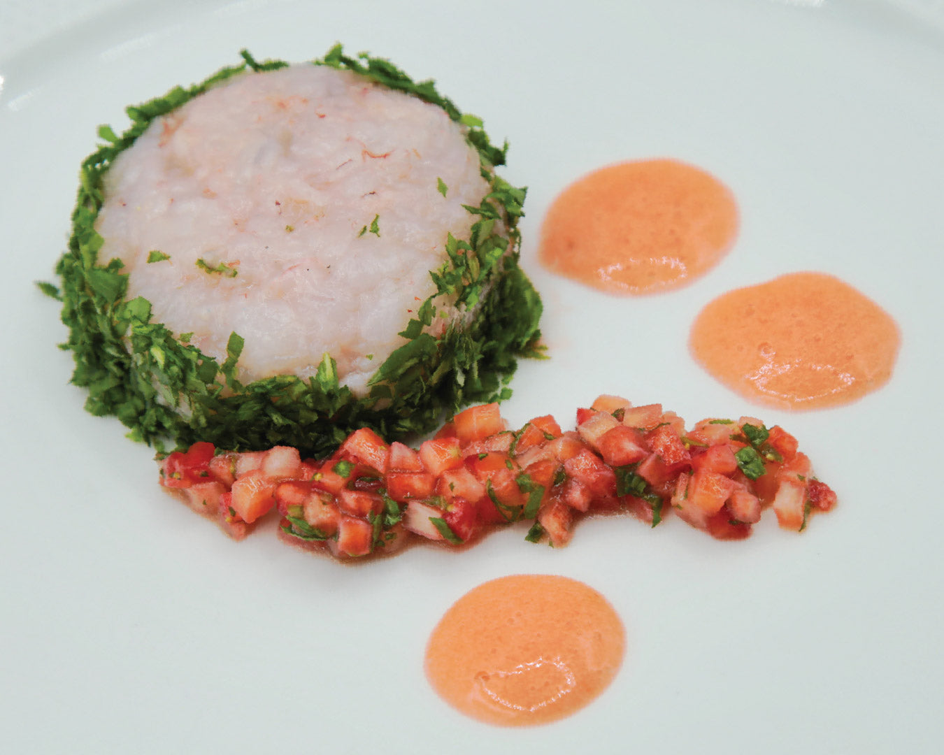 Tartare di Gamberi Rossi in Veste di Rucola Selvatica con Cuore di Fragole e il Loro Aceto